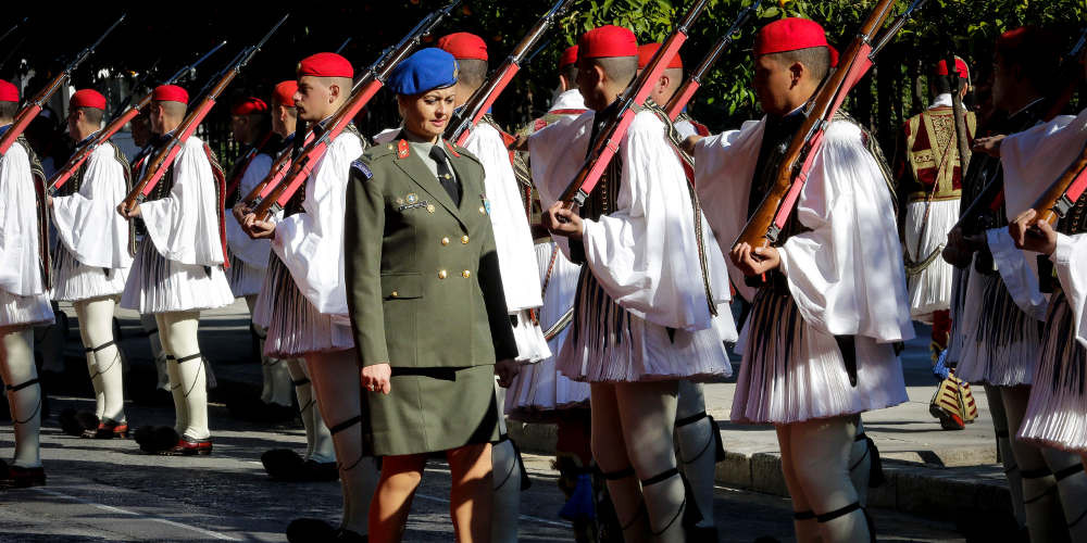 Μία γυναίκα επιθεώρησε τους τσολιάδες της Προεδρικής φρουράς [εικόνα]